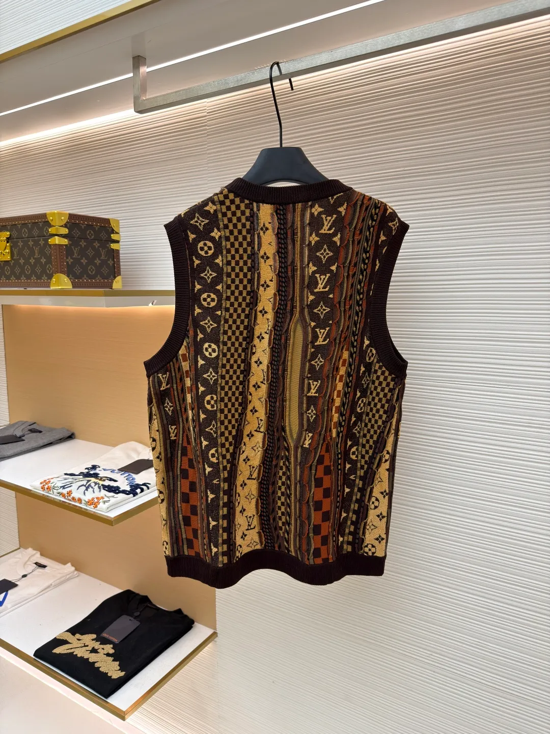 LOUIS VUITTON x Nigo jacquard knitted cardigan vest ●Original version: 13900 purchase and development ●Item number: 1681549-B45 ●Fabric: cotton fabric ●Technology: jacquard knitting ●Color: brown ●Version: fitted version ●Weight: about 330 grams ●Size: S-M-L-XL ●Description: This LOUIS VUITTON x Nigo FW25 This jacquard-knit cardigan vest has a loose fit for comfort and freedom of movement. The fabric is made of high-quality wool blend, with a soft and delicate feel, excellent warmth retention and breathability. The jacquard workmanship of the body is exquisite, with clear patterns and bright colors. It has remained firm and will not fall off after repeated washing tests. The neckline adopts a classic V-neck design, which fits the neck line and fastens tightly. The stitching on the body is even and neat, about 12 stitches per inch, ensuring a solid structure and not easily deformed. The cuffs and hem are ribbed to fit the body better while maintaining good warmth. The overall craftsmanship is exquisite and the details are well handled, reflecting the brand's strict control of quality. The combination of jacquard technology and wool blended material not only ensures the richness of the visual effect, but also enhances the overall texture and high-end sense. The overall wiring is straight and delicate, the fabric is comfortable and soft, and the color is consistent without color difference. It can be matched with the same style to create a fashionable look and control various occasions. Customized accessories, complete with three standards, same style for men and women!